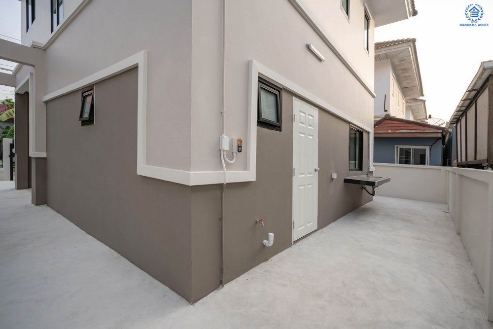 บ้านมือสองตกแต่งใหม่ โครงการ บุรีรมย์ วัดพระเงิน หน้าบ้านไม่ชนใคร เนื้อที่ 37.1 ตร.ว. ฟังก์ชัน 3 ห้องนอน 2 ห้องน้ำ 1 ที่จอดรถ พื้นที่ใช้สอยกว้างขวาง เดินทางสะดวกสบาย บนทำเลเชื่อมต่อถนนกาญจนาภิเษก ใกล้เซ็นทรัลเวสต์เกต โครงการรถไฟฟ้าสายสีม่วง "สถานีตลาดบางใหญ่" และทางด่วนศรีรัช...